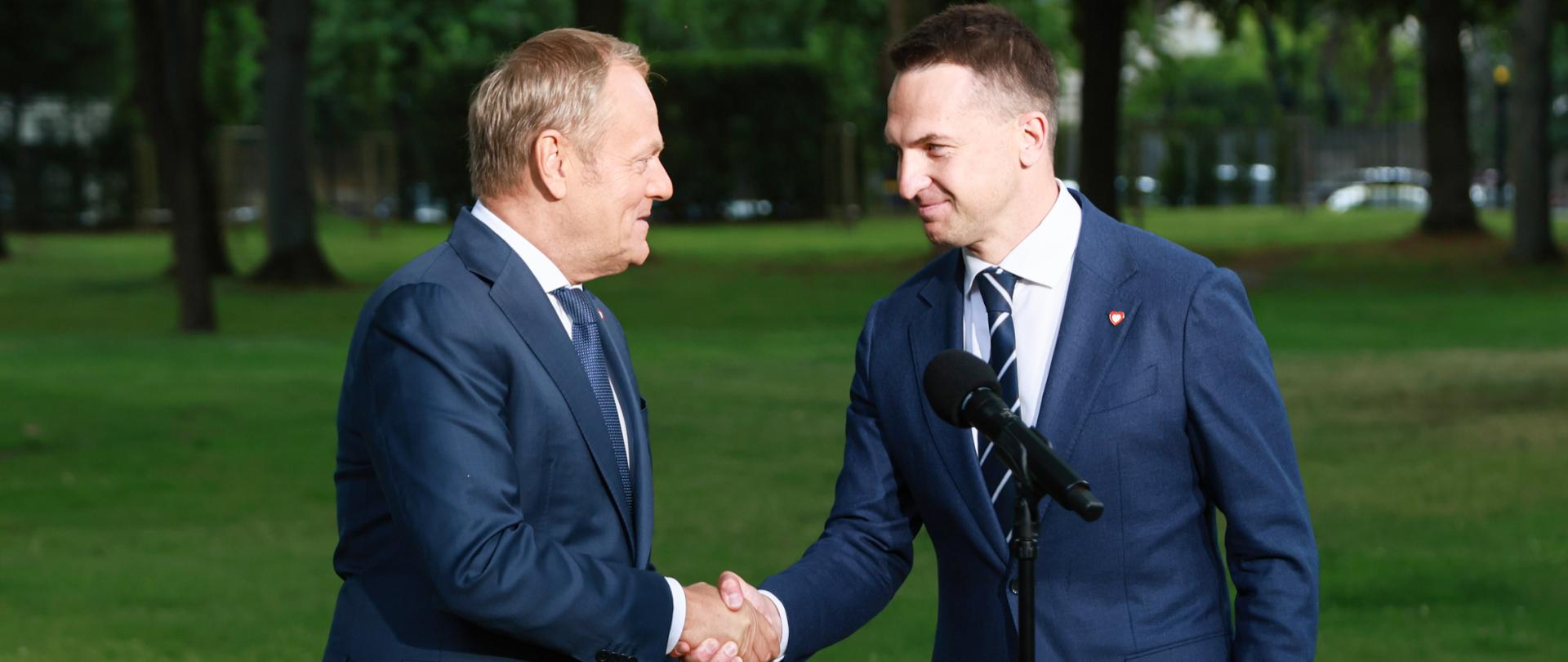 Premier Donald Tusk i rzecznik rządu Minister Adam Szłapka podczas konferencji prasowej - prezentacji nowego rzecznika rządu.