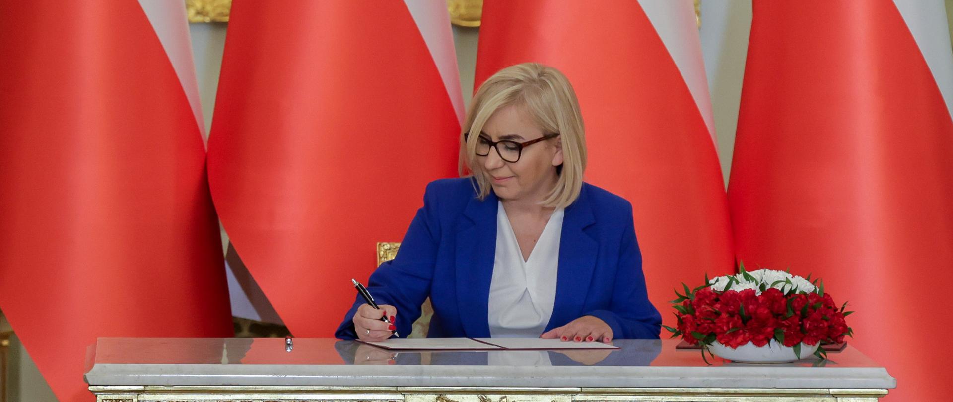 UWAGA:Zdjęcia pochodzące z oficjalnego serwisu fotograficznego Kancelarii Prezydenta RP mogą być wykorzystywane jedynie w celu ilustrowania materiałów, dotyczących działań Prezydenta RP. Jakakolwiek ingerencja w integralność zdjęcia - w tym kadrowanie czy obróbka graficzna - jest niedozwolona. Wszelkie wykorzystywanie zdjęć pochodzących z oficjalnego serwisu fotograficznego Kancelarii Prezydenta RP w celach komercyjnych lub w materiałach o charakterze politycznym jest zabronione. Publikacja lub kontekst wykorzystania zdjęcia nie może naruszać dobrego imienia Rzeczypospolitej Polskiej, Prezydenta RP, Jego Rodziny i Kancelarii Prezydenta.