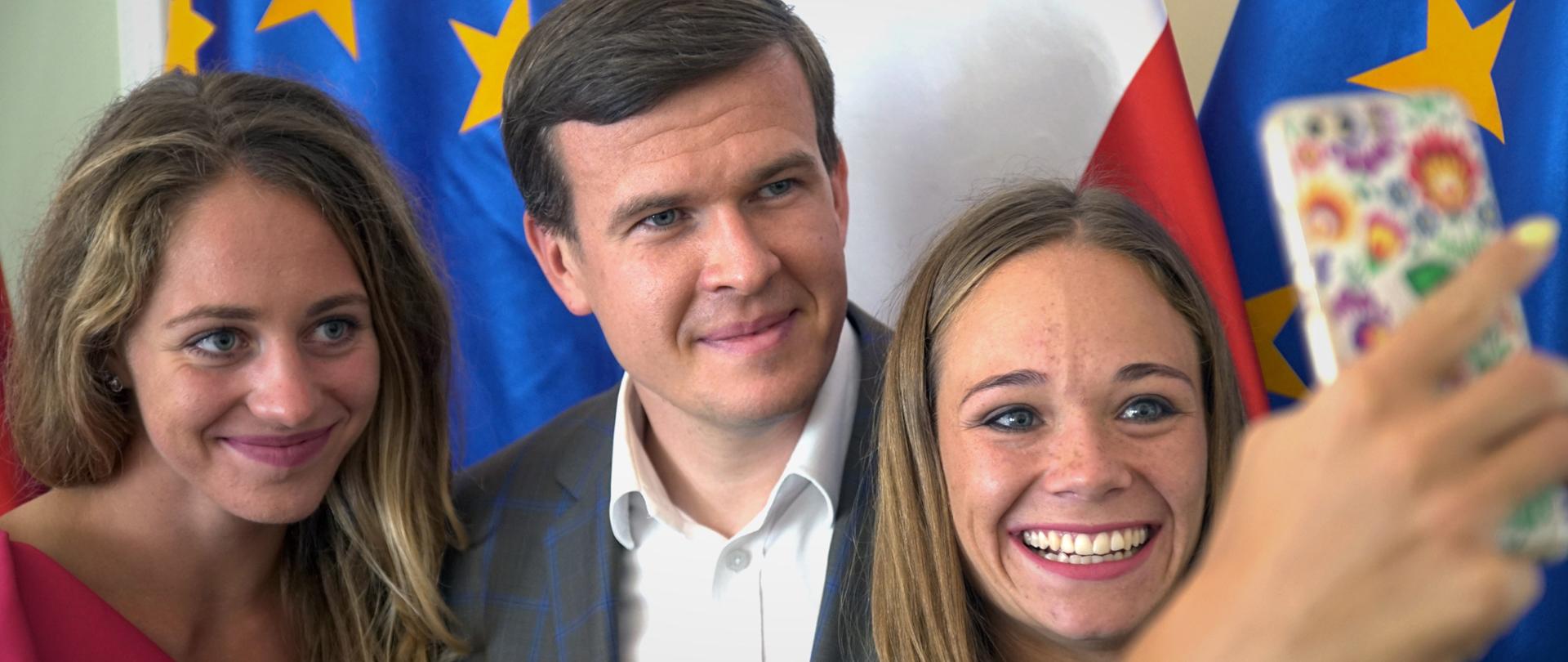 zawodniczki robią sobie zdjęcie z ministrem telefonem
