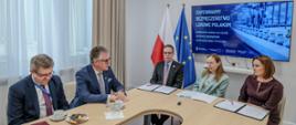 Na zdjęciu Katarzyna Pałczyńska-Nałęcz, minister funduszy i polityki regionalnej z innymi uczestnikami spotkania