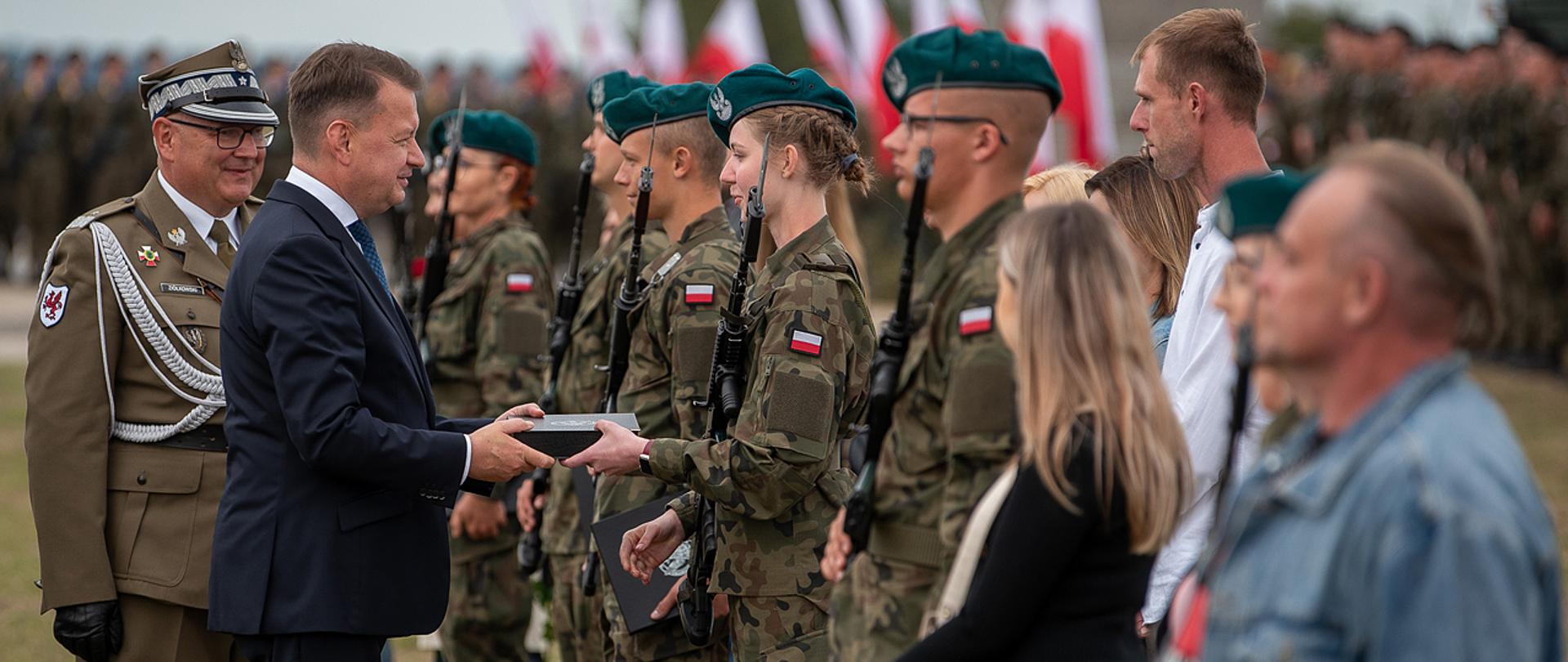 23 września 2023 r., Mariusz Błaszczak, minister obrony narodowej, uczestniczył w święcie 16. Dywizji Zmechanizowanej oraz wielkiej przysiędze żołnierzy Dobrowolnej Zasadniczej Służby Wojskowej. Fot. Maciej Nędzyński/CO MON
