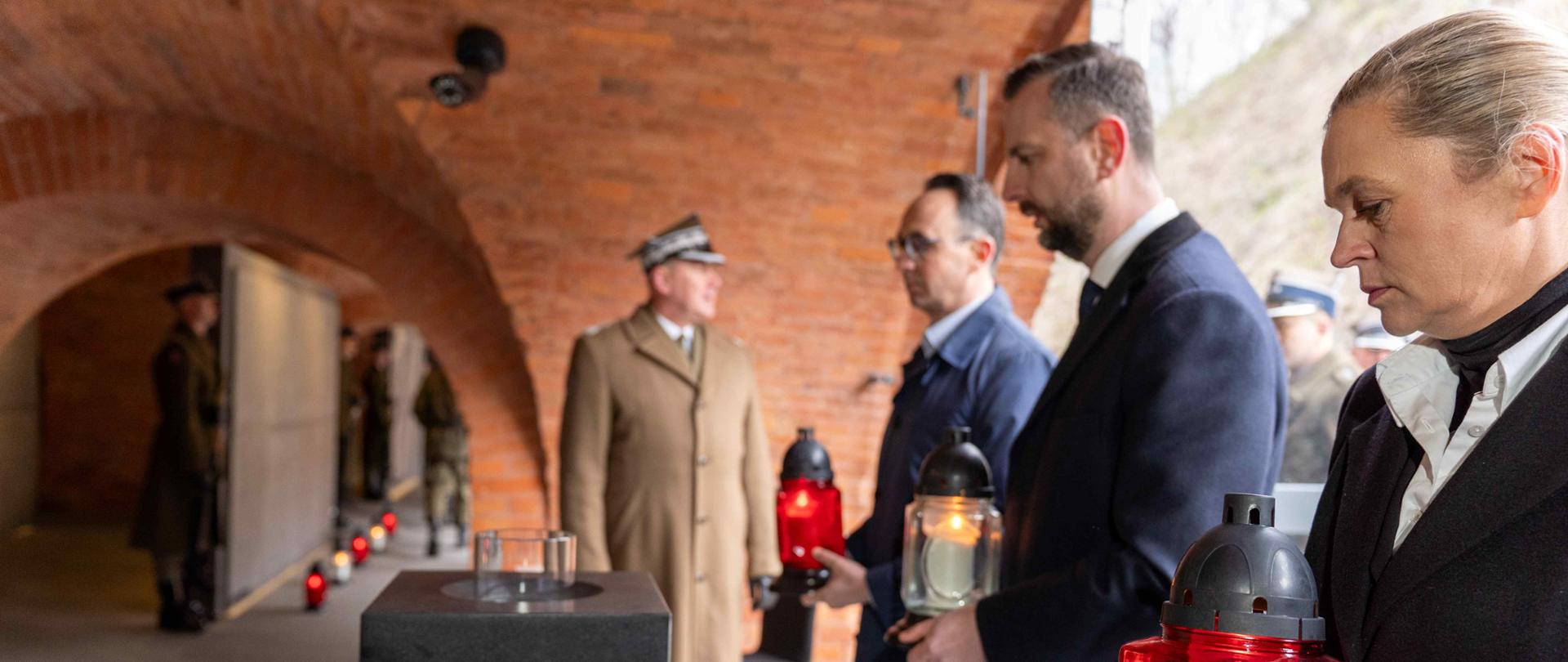 Minister Edukacji Barbara Nowacka składa znicz