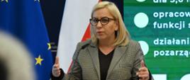 Minister klimatu i środowiska Paulina Hennig-Kloska podczas konferencji prasowej.