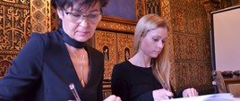 Anna Goławska, zastępca dyrektora Departamentu Funduszy Europejskich i e-Zdrowia oraz Renata Kiempa, prezes szpitala w Miastku podpisują umowę na przekazanie środków na budowę lądowiska w sali mauretańskiej Ministerstwa Zdrowia.