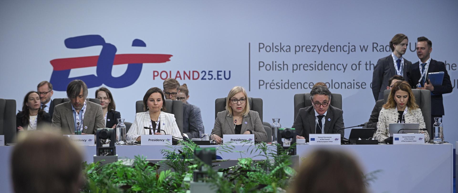 Warsaw, Poland, 29 April 2025. Informal meeting of the EU Ministers for Environment and Climate (ENVI) at the Polish Army Museum. Working session I. Topic: Disinformation - how to combat propaganda against climate and environment policies.
L-R Krzysztof Bolesta, Urszula Zielińska, Paulina Henning-Kloska, Fabrice Jacques Dubreuil