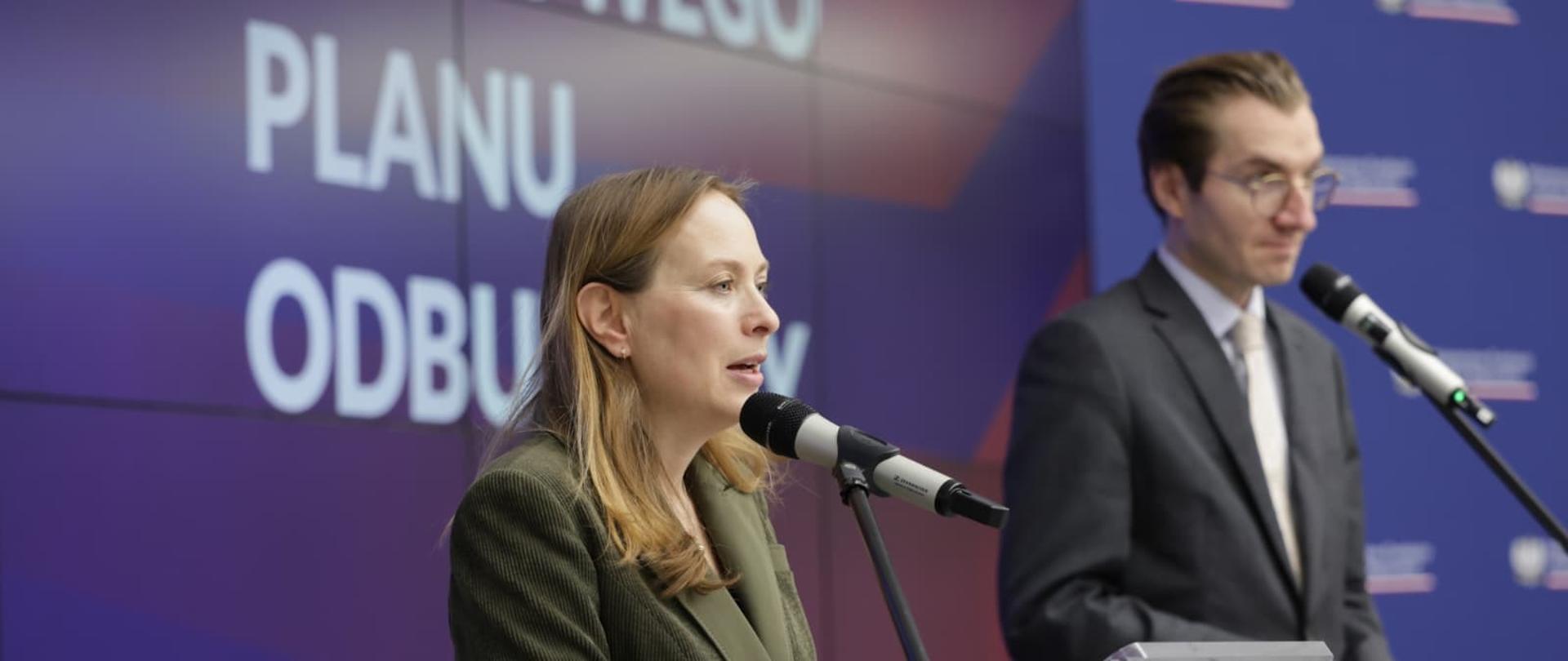 Na zdjęciu pani minister Katarzyna Pełczyńska - Nałęcz i wiceminister Jan Szyszko