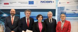 Na zdjęciu wiceminister Jacek Karnowski w towarzystwie innych uczestników spotkania