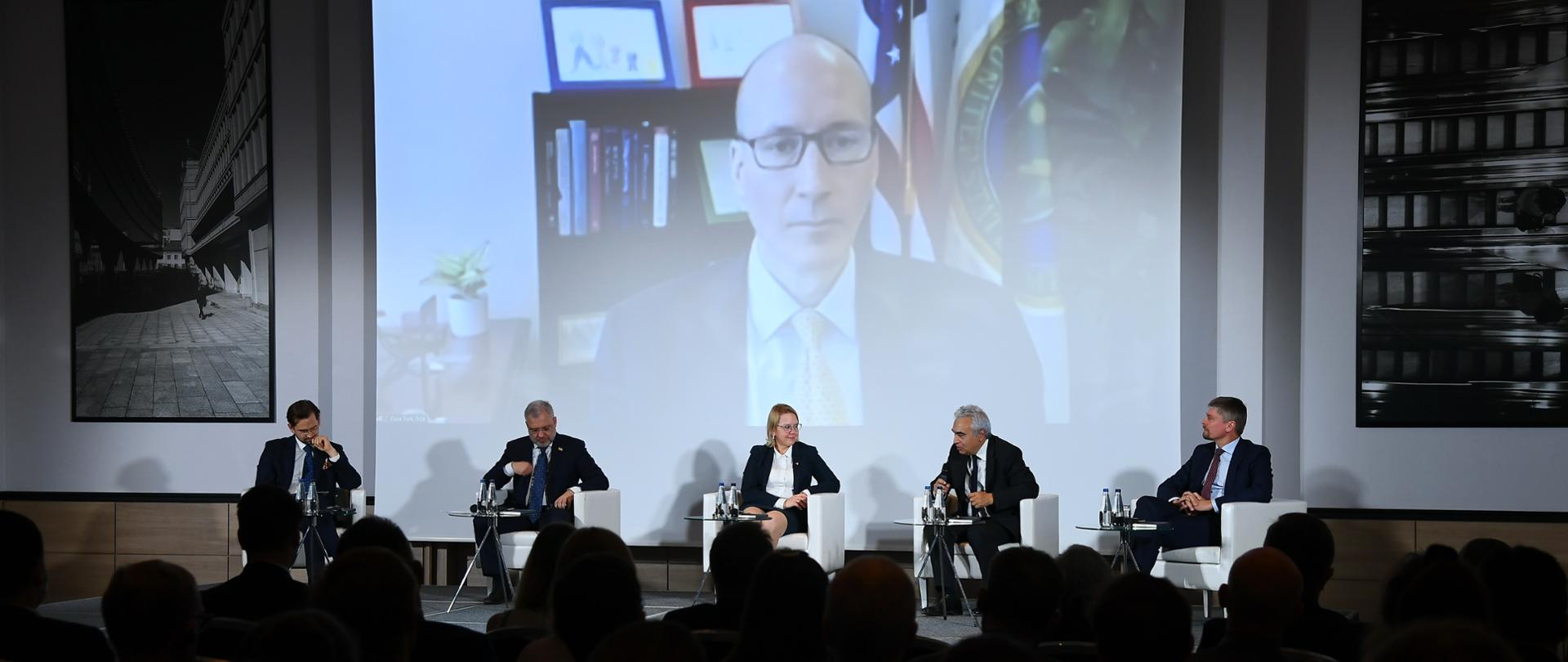 Minister Anna Moskwa podczas międzynarodowej debaty z udziałem dyrektora wykonawczego Międzynarodowej Agencji Energii Faitha Birola, ministra energii Ukrainy Germana Galushchenko, zastępcy sekretarza ds. energii USA Davida Turka, prezesa GAZ-SYSTEM Tomasza Stępnia oraz wiceprezesa PERN S.A. Mateusza Radeckiego