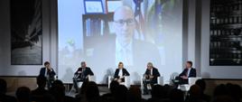 minister Anna Moskwa podczas międzynarodowej debaty z udziałem dyrektora wykonawczego Międzynarodowej Agencji Energii Faitha Birola, ministra energii Ukrainy Germana Galushchenko, zastępcy sekretarza ds. energii USA Davida Turka, prezesa GAZ-SYSTEM Tomasza Stępnia oraz wiceprezesa PERN S.A. Mateusza Radeckiego