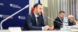 Wiceminister Tomasz Szymański, współprzewodniczący Komisji Wspólnej Rządu i Samorządu Terytorialnego, podczas posiedzenia