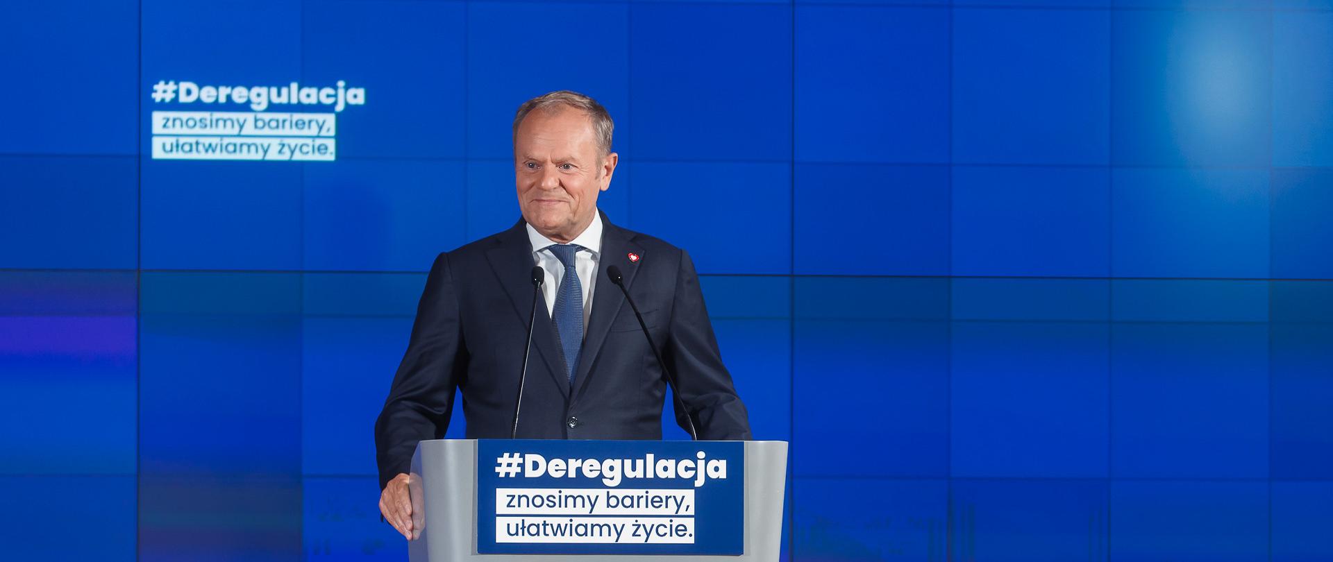 Konferencja #deregulacja. Znosimy bariery, ułatwiamy życie. Za pulpitem stoi Premier D. Tusk