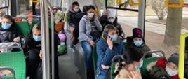 Autobus wypełniony matkami z dziećmi uciekającymi przed wojną na Ukrainie.