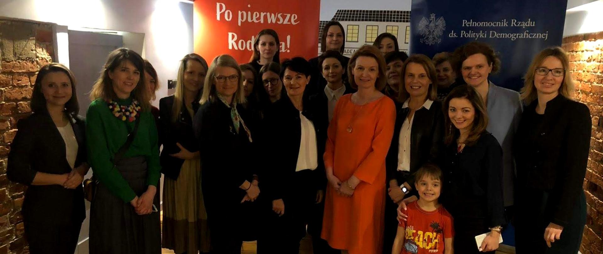 Wspólne zdjęcie uczestników debaty Po pierwsze rodzina