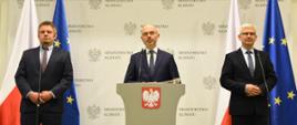 P.o. prezesa NFOŚiGW Dominik Bąk, mister klimatu Michał Kurtyka, wiceminister klimatu Ireneusz Zyska na konferencji prasowej dot. programu "Mój Prąd"