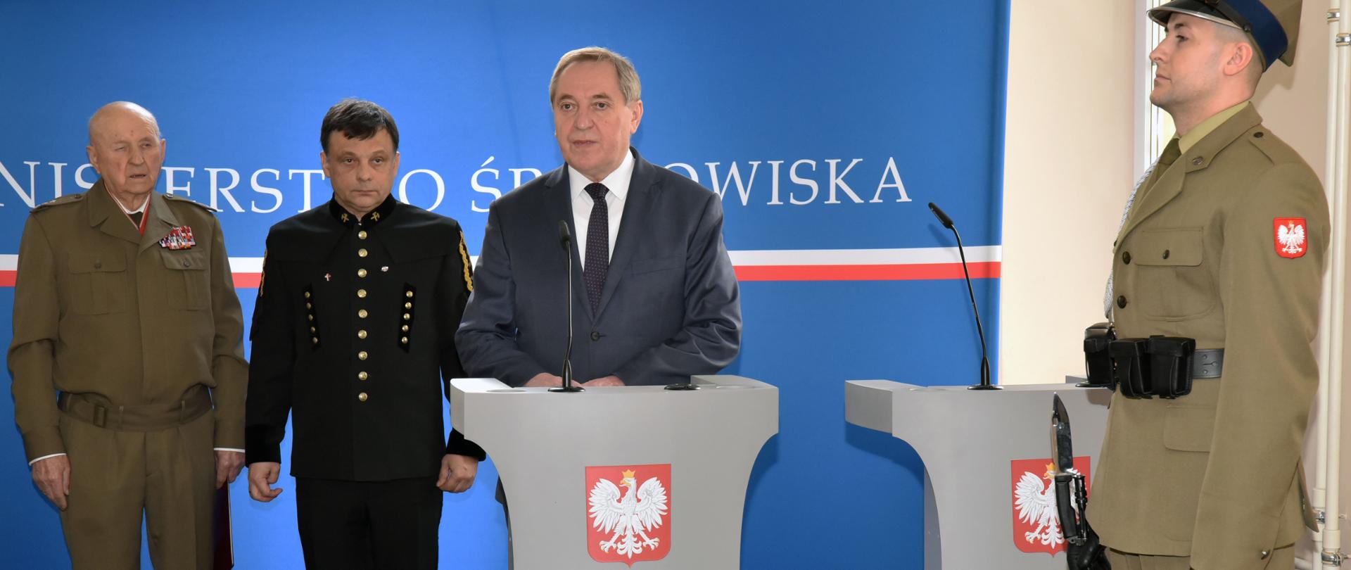 Minister środowiska Henryk Kowalczyk podczas uroczystości 77 rocznicy powstania AK