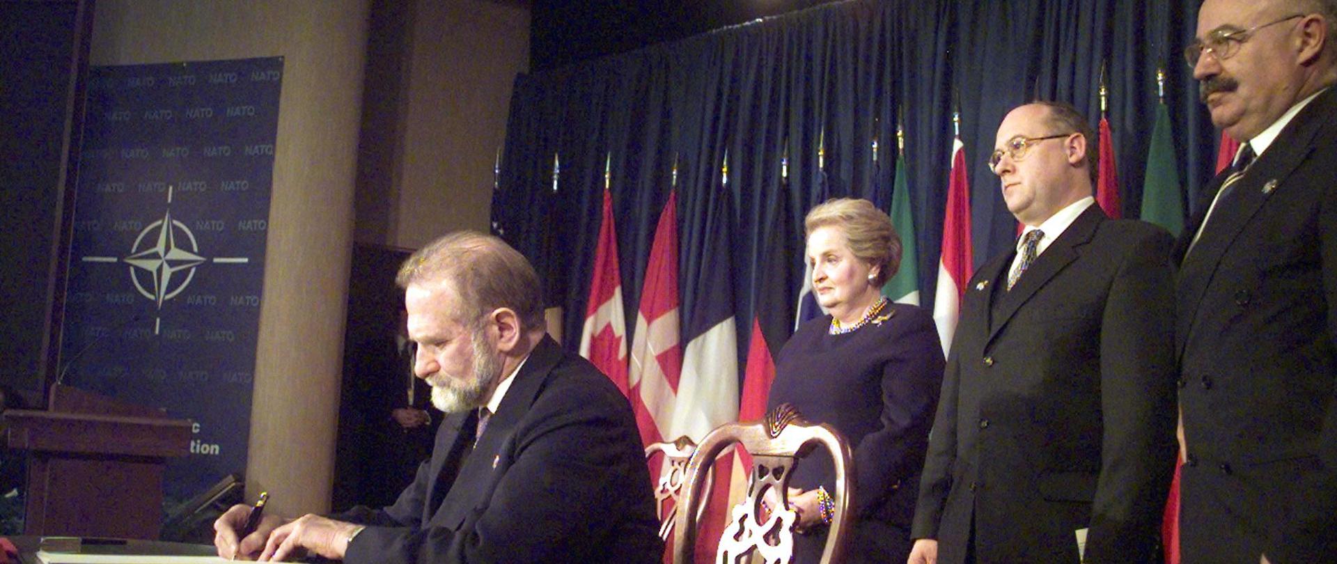 Polska, Czechy i Wêgry zosta³y w pi¹tek, 12 bm. oficjalnie przyjête w poczet cz³onków NATO. Podczas uroczystoci w Independence (Missouri, USA), sekretarz stanu USA Madeleine Albright przyjê³a dokumenty akcesyjne z r¹k szefów dyplomacji nowych pañstw cz³onkowskich -
Bronis³awa Geremka, Jana Kavana (Czechy) i Janosa Martonyiego (Wêgry). Na zdjêciu: szef polskiej dyplomacji Bronis³aw Geremek (przy stole) podpisuje w Bibliotece Trumana w Independence dokumenty akcesyjne cz³onkostwa Polski w NATO. Za nim od lewej stoj¹: amerykañska sekretarz stanu Madeleine Albright, czeski minister spraw zagranicznych Jan Kavan i wêgierski minister spraw zagranicznych Janos Martonyi. PAP/EPA
(CLIFF SCHIAPPA)