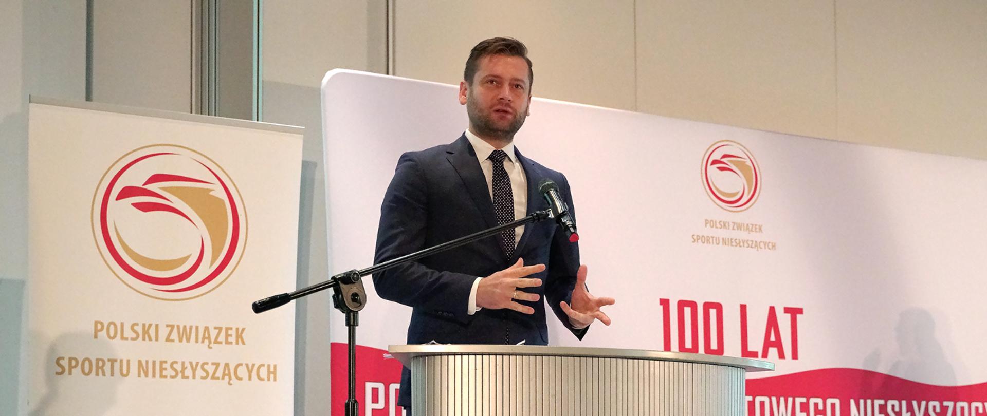Gala 100-lecia Polskiego Ruchu Sportowego Niesłyszących - przemawia minister Kamil Bortniczuk