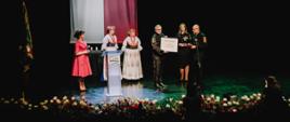 Wręczenie pamiątkowej grafiki przez Wiceministra Piotra Dziadzio prezesowi WUG Adamowi Mirkowi.