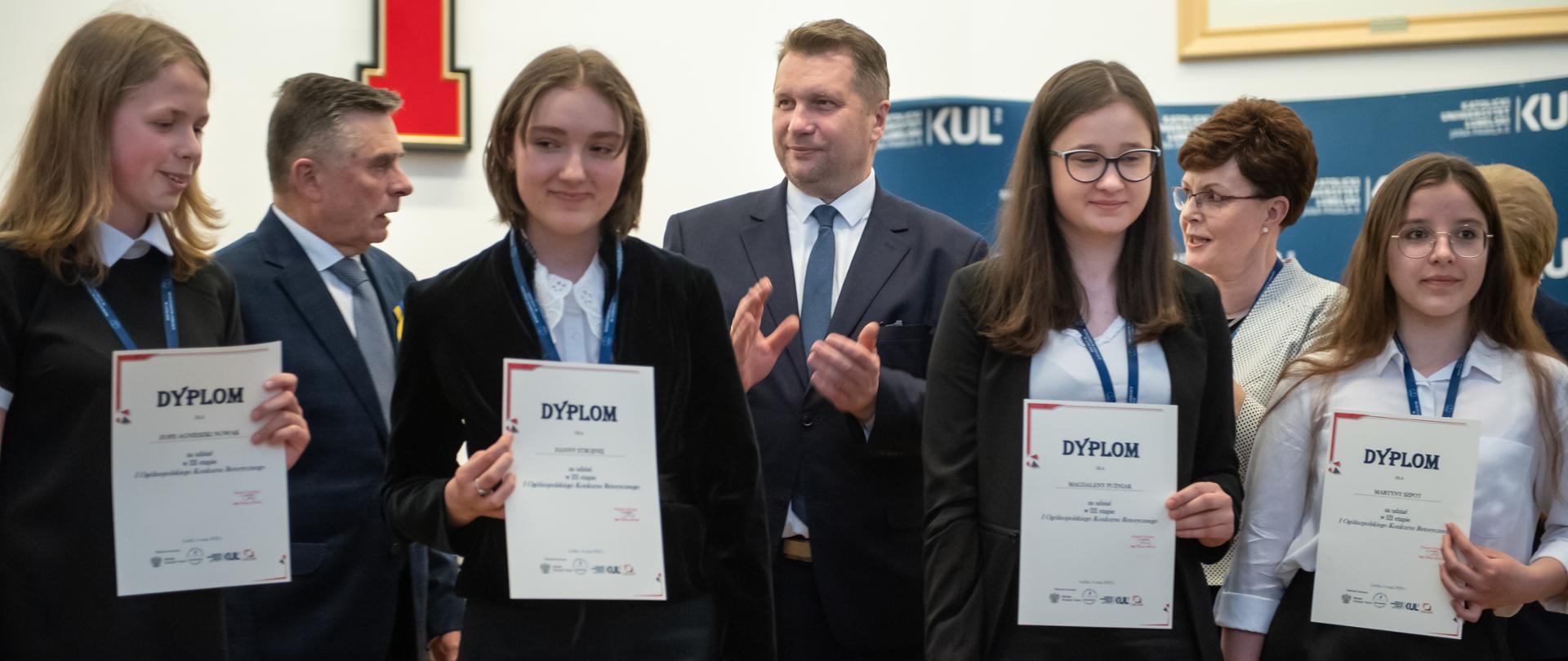 Minister Przemysław Czarnek pozuje do zdjęcia w towarzystwie laureatów konkursu