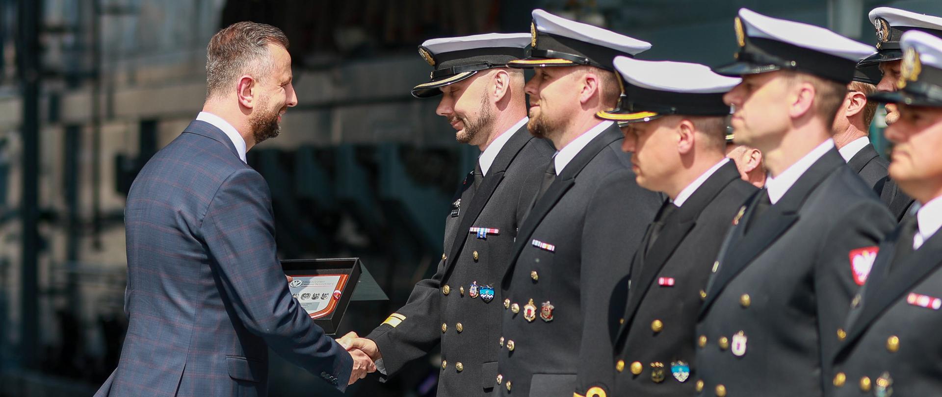 8 czerwca 2026 r. w Morskim Porcie Wojennym w Świnoujściu wicepremier - minister obrony narodowej Władysław Kosiniak-Kamysz spotkał się z żołnierzami 8. Flotylli Obrony Wybrzeża. Fot. Krzysztof Niedziela/MON