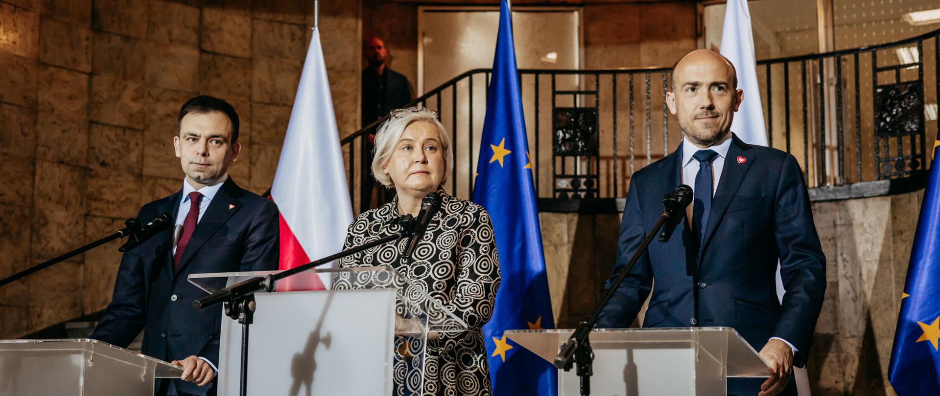 Minister Przemysłu Marzena Czarnecka, Minister Spraw Wewnętrznych i Administracji Borys Budka oraz Minister Finansów Andrzej Domański, podczas uroczystości otwarcia Ministerstwa Przemysłu w Katowicach.
