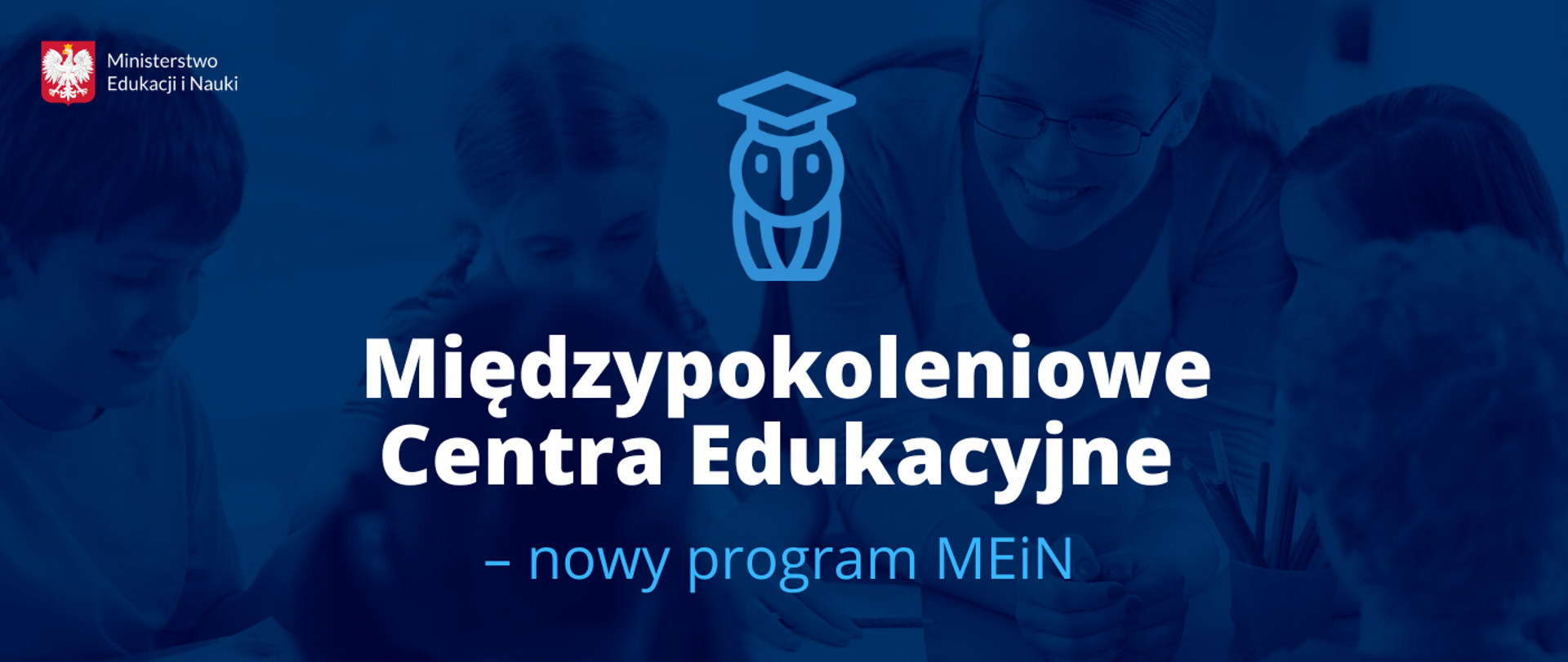 Grafika w tle widać dzieci siedzące w małej grupie z nauczycielem napis - Międzypokoleniowe Centra Edukacyjne - nowy program MEiN