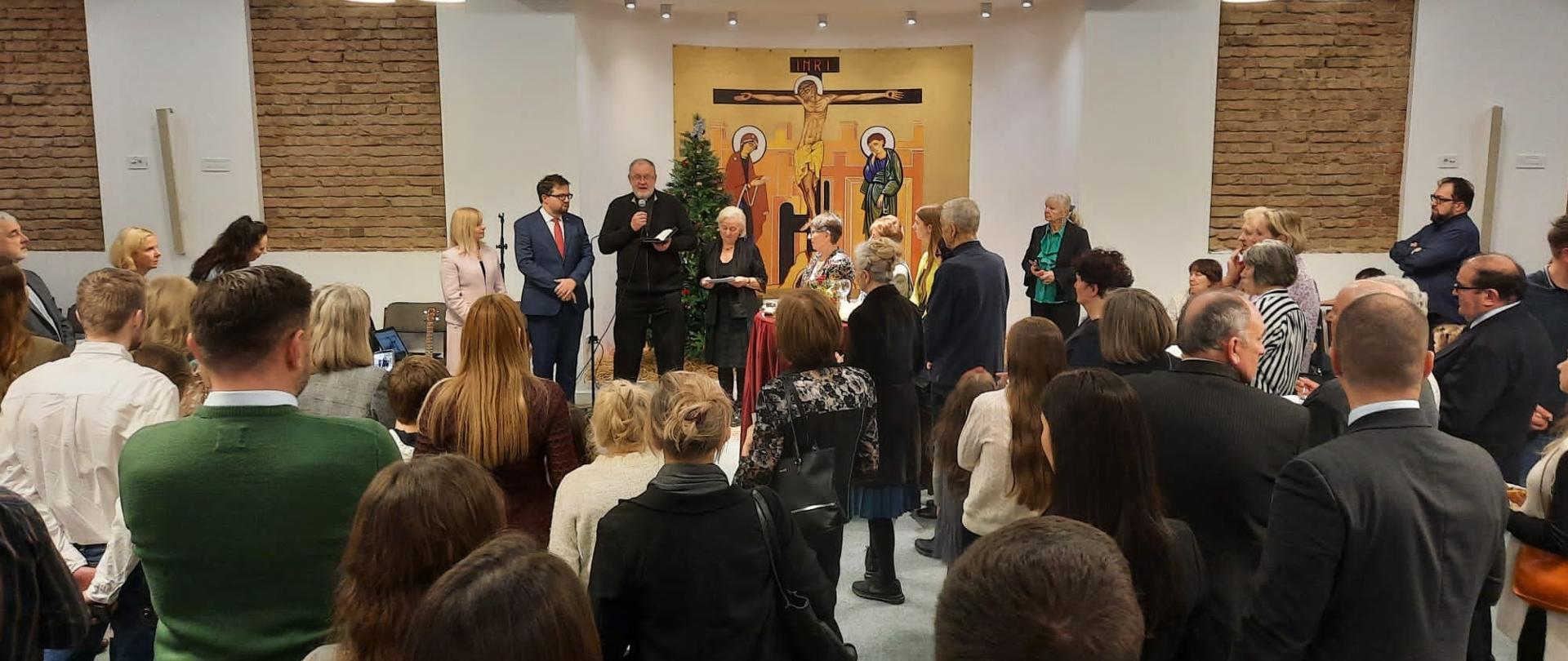 Około 120 przedstawicieli środowisk polonijnych oraz Polaków zamieszkujących w Serbii uczestniczyło w tradycyjnym spotkaniu opłatkowym zorganizowanym przez Ambasadę RP w Belgradzie.