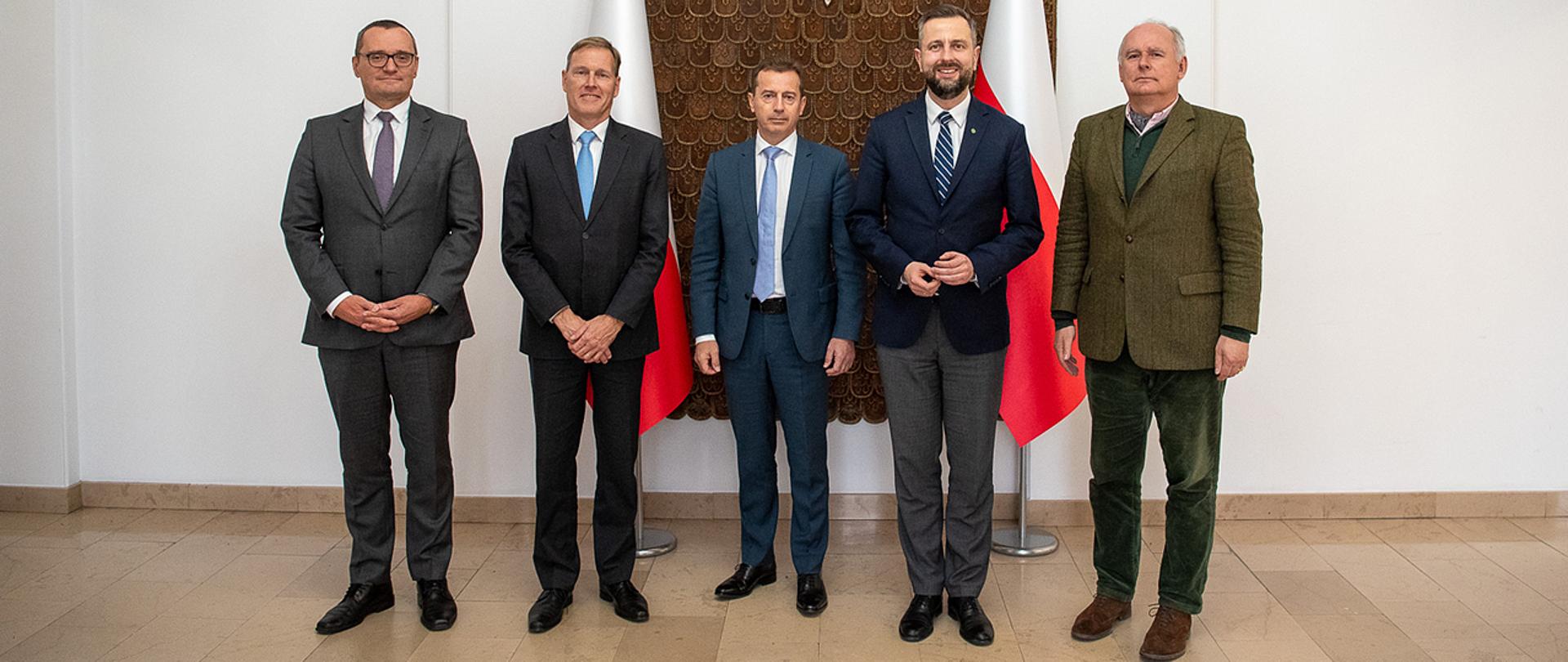 31 marca 2025 r. w Warszawie odbyło się spotkanie ministra obrony narodowej Władysława Kosiniaka-Kamysza z prezydentem koncernu Airbus Guillaume Faury. W towarzystwie m.in. sekretarza stanu w MON Pawła Zalewskiego omawiano potencjał współpracy z Aribus i możliwości jakie może rozwijać na korzyść polskiego wojska. Fot. Maciej Nędzyński/MON