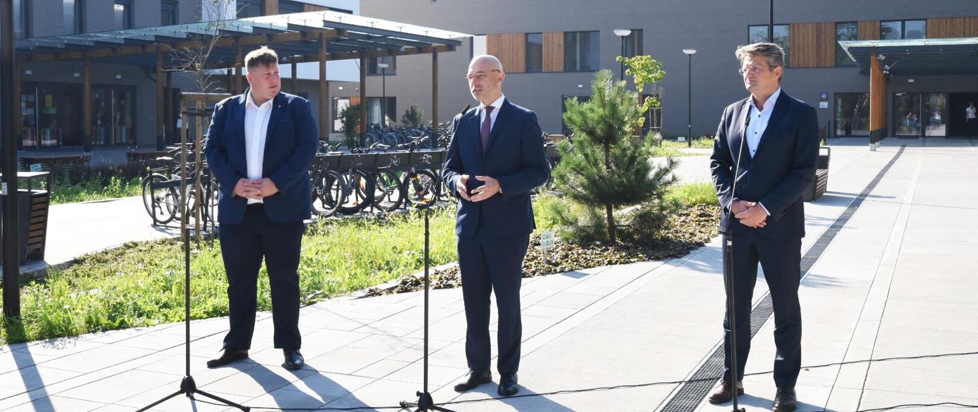 Michał Kurtyka, minister klimatu, Artur Lorkowski, wiceprezes Narodowego Funduszu Ochrony Środowiska i Gospodarki Wodnej i Jacek Orych, burmistrz Marek podczas briefingu prasowego przed siedzibą szkoły