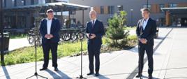 Michał Kurtyka, minister klimatu, Artur Lorkowski, wiceprezes Narodowego Funduszu Ochrony Środowiska i Gospodarki Wodnej i Jacek Orych, burmistrz Marek podczas briefingu prasowego przed siedzibą szkoły