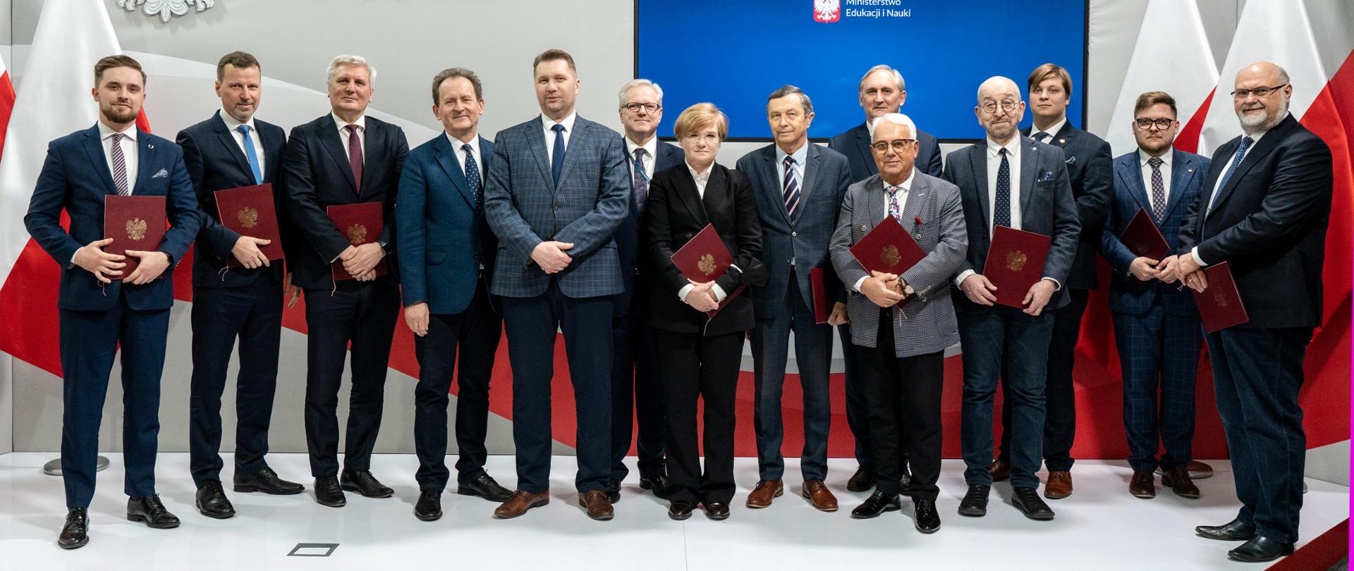 Minister Przemysław Czarnek w otoczeniu członków zespołu pozuje do zdjęcia.