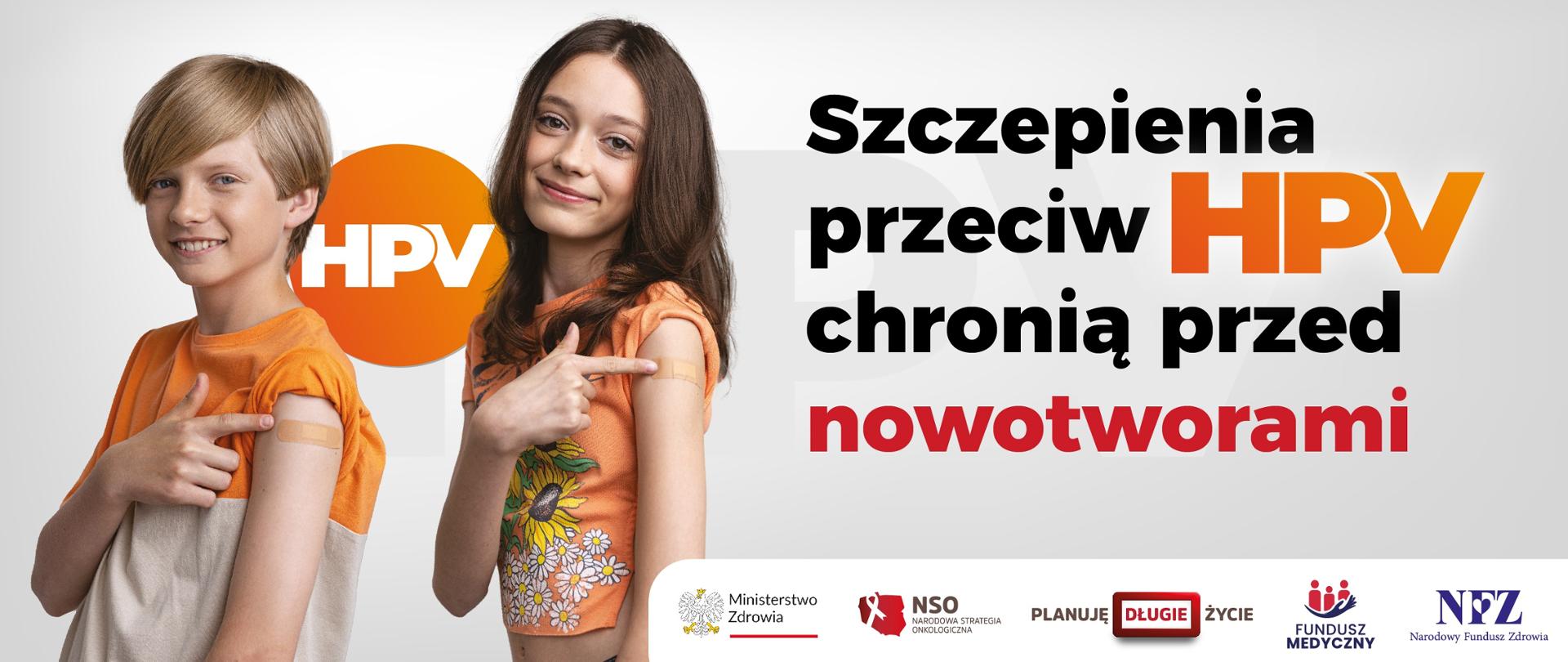 Dwoje dzieci pokazuje miejsce szczepionki na ramionach, obok napis Szczepienia przeciw HPV chronią przed nowotworami.
