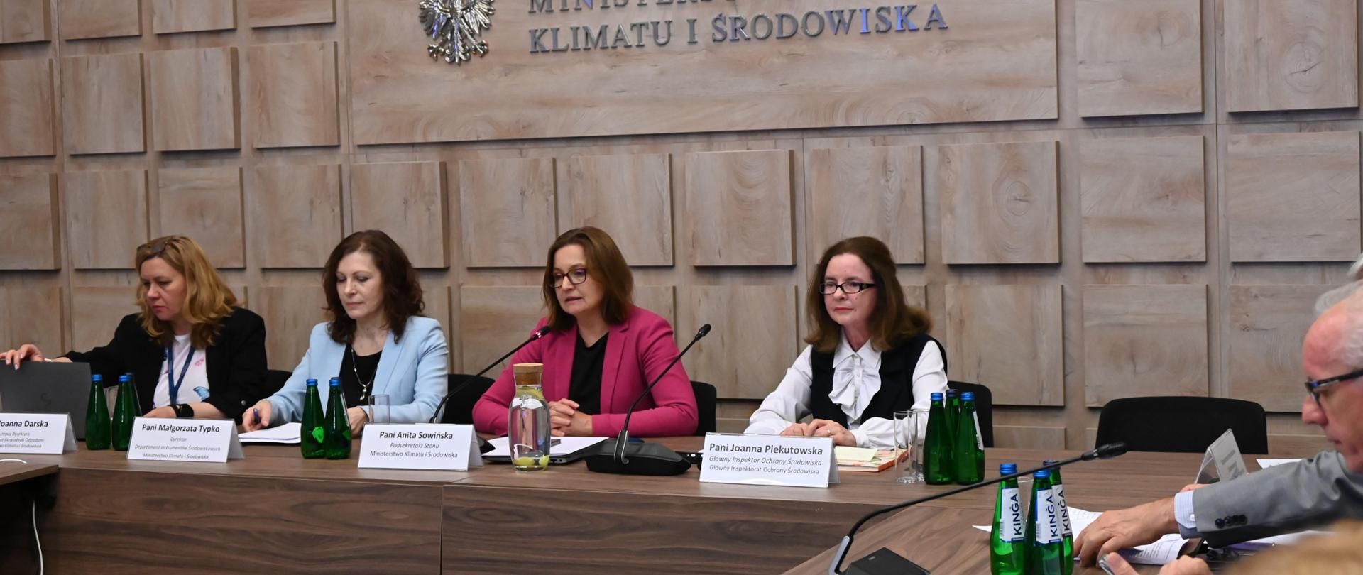 Wiceministra klimatu i środowiska Anita Sowińska oraz Joanna Piekutowska, Główny Inspektor Ochrony Środowiska, w trakcie spotkania z przedstawicielami jednostek administracji regionalnej i Wojewódzkich Inspektoratów Ochrony Środowiska