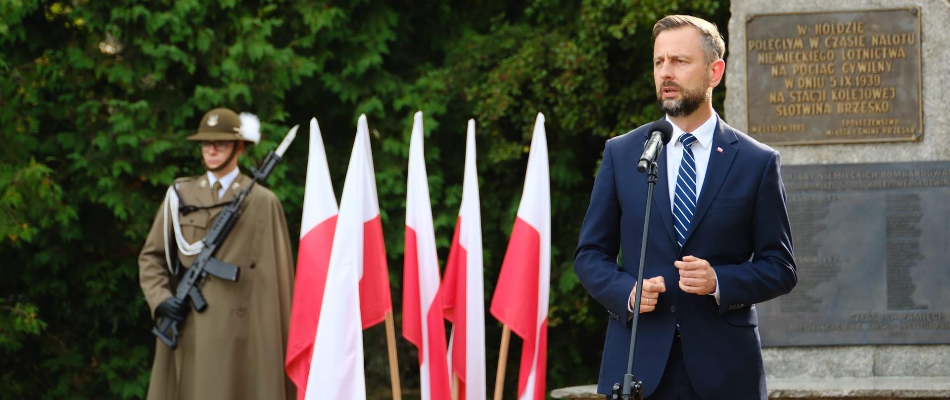 Szef MON na uroczystości upamiętniającej ofiary bombardowania w Brzesku