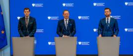 Minister sportu i turystyki Kamil Bortniczuk, Minister Rolnictwa i Rozwoju Wsi Robert Telus oraz Wojewoda Mazowiecki Tobiasz Bocheński podczas konferencji prasowej w KPRM.