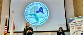 minister stoi na scenie przed mikrofonem