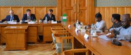 Uczestnicy spotkania siedzą na sali obrad