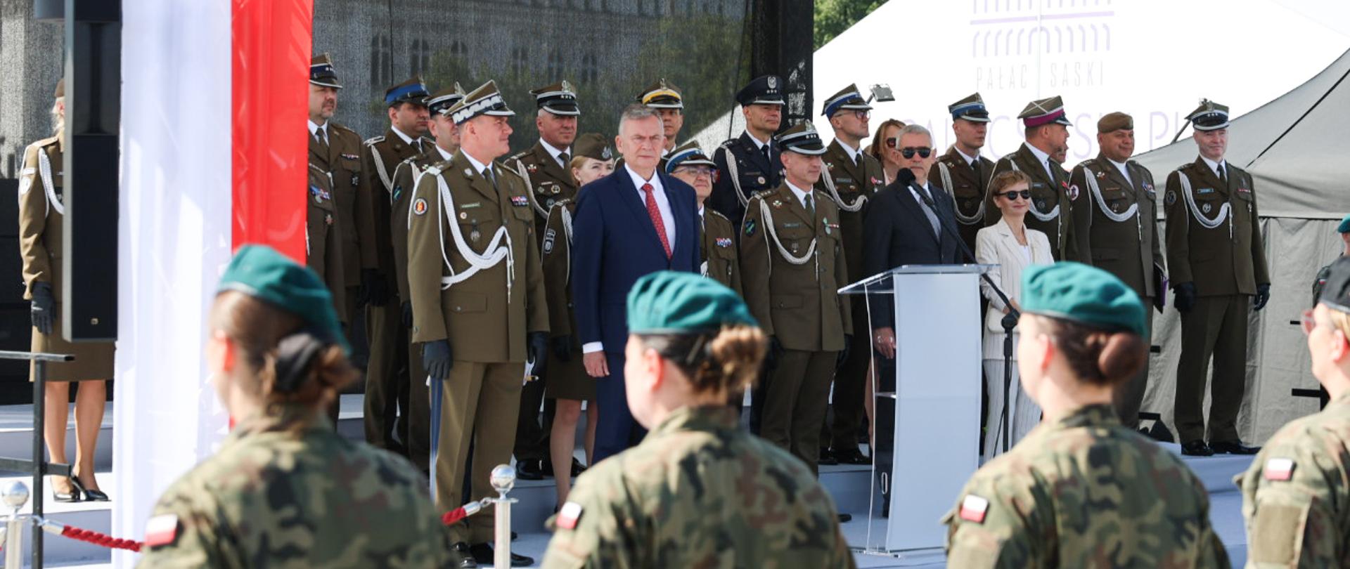 Na Placu Marszałka Józefa Piłsudskiego w Warszawie odbyła się uroczysta promocja oficerska żołnierzy rezerwy. W wydarzeniu uczestniczył sekretarz stanu w Ministerstwie Obrony Narodowej Paweł Bejda, który odczytał list wicepremiera Władysława Kosiniaka-Kamysza. 