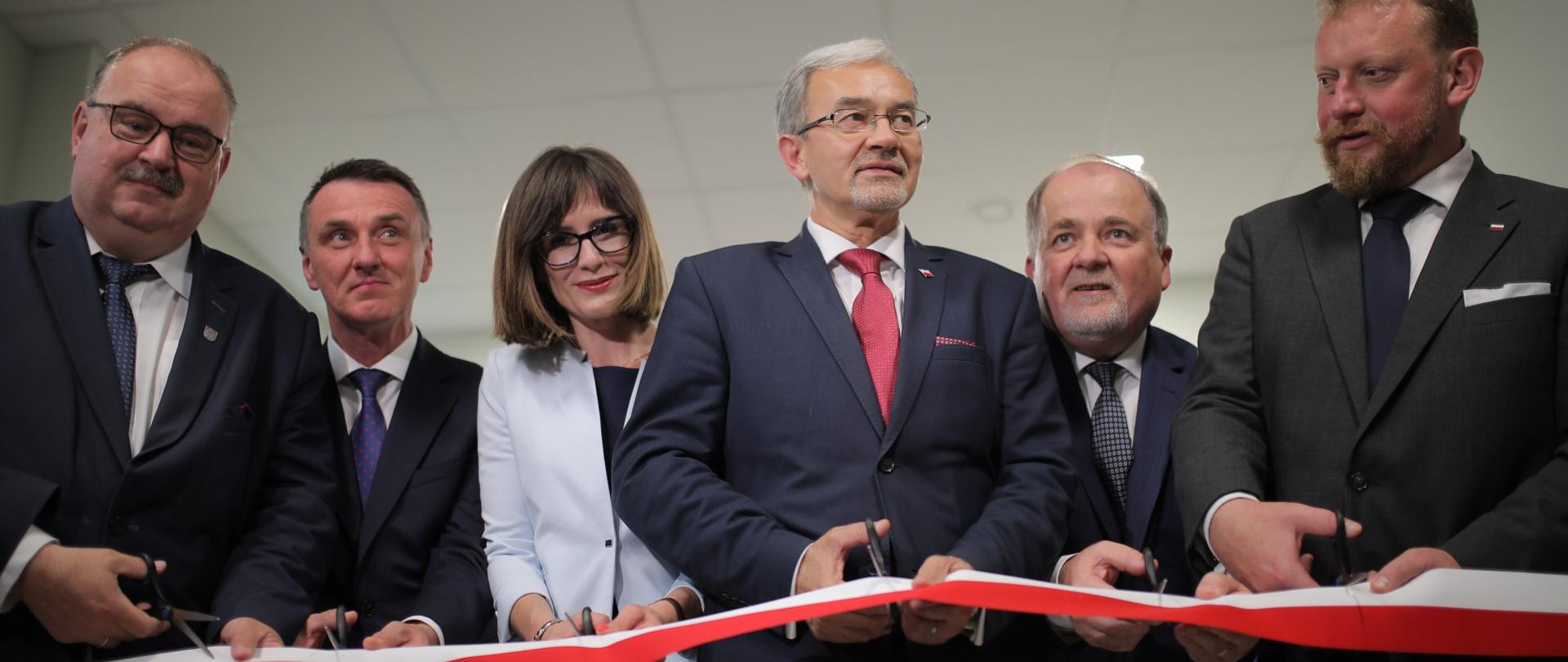 Uczestnicy przecinają biało-czerwoną wstęgę