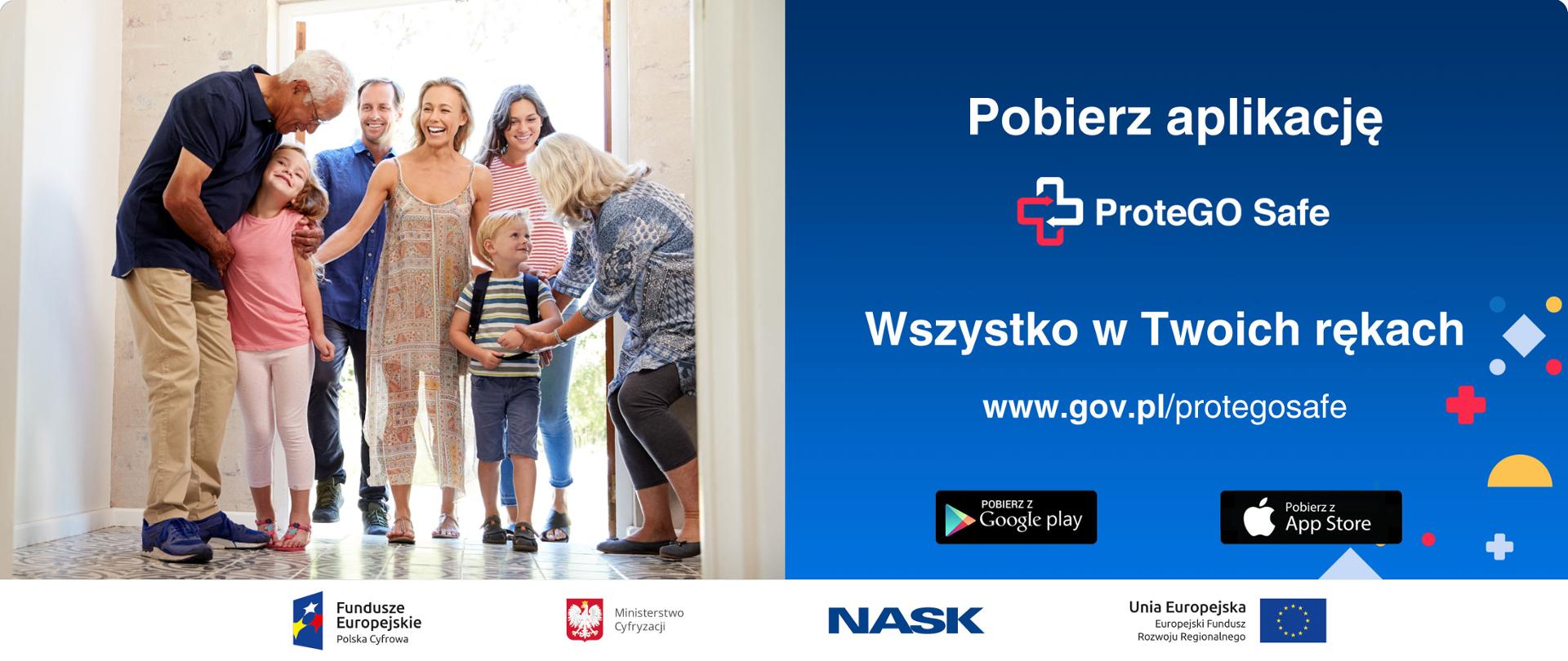 Witające się w drzwiach rodzina - dziadkowie, ich dzieci i wnuki. Obok - granatowy ekran z tekstem "Pobierz aplikację ProteGO Safe. Wszystko w Twoich rękach. www.gov.pl/protegosafe". Poniżej ikony sklepów Google Play i App Store. Na samym dole logotypy Funduszy Europejskich, Ministerstwa Cyfryzacji, NASK i Unii Europejskiej.