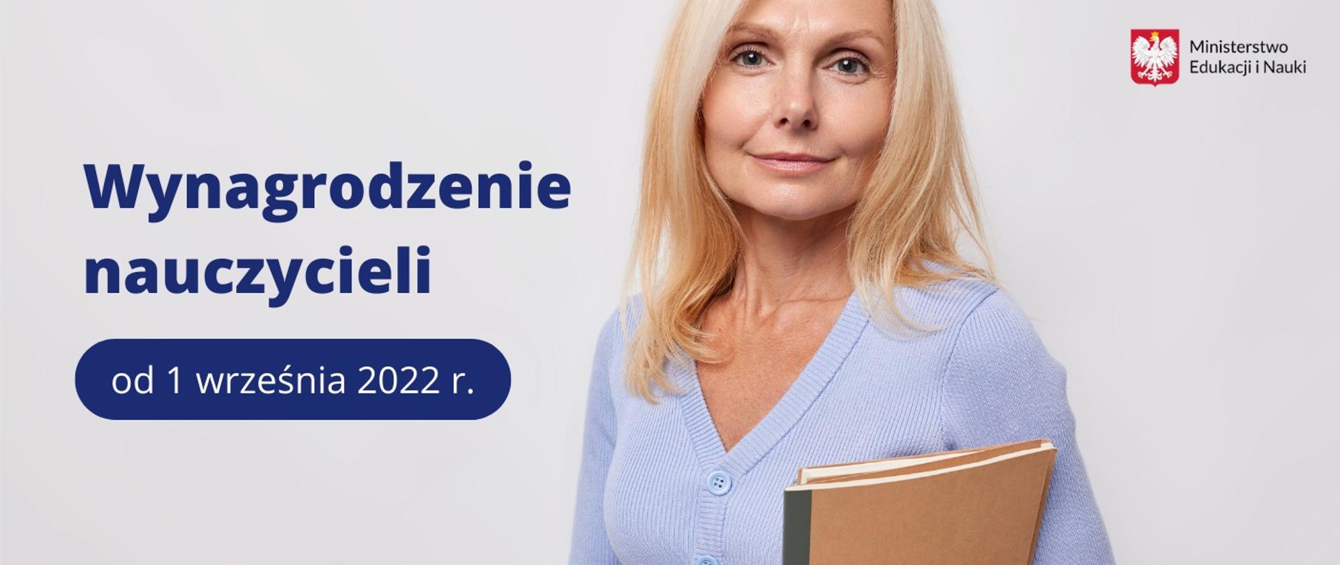Po lewej stronie granatowy napis Wynagrodzenie nauczycieli od 1 września 2022 r. Po prawej blondynka ubrana w jasnoniebieski sweter trzyma pod pachą jakieś notatniki. 