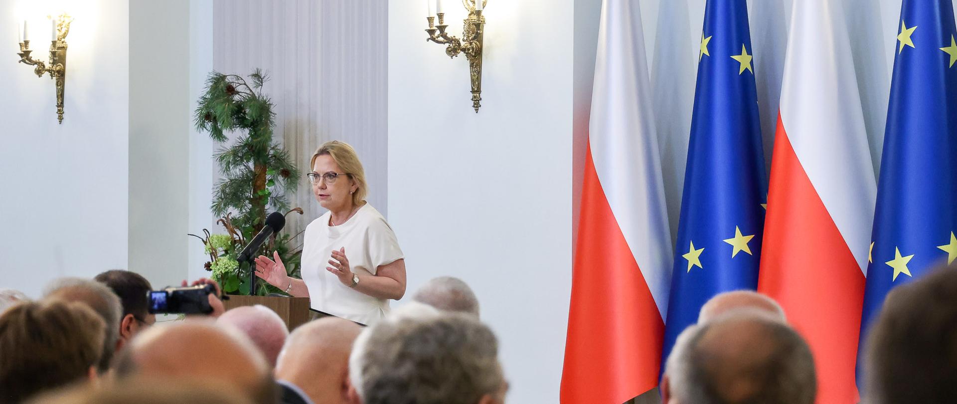 Minister Anna Moskwa podczas konferencji z okazji 100 lat funkcjonowania Lasów Państwowych. 