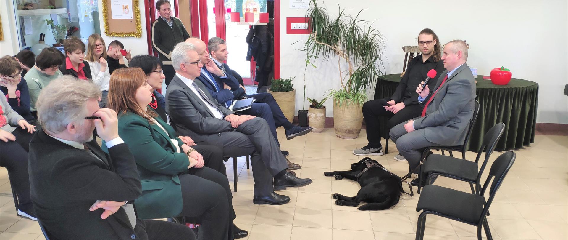 Spotkanie ministra Wdówika w Ośrodku w Laskach. Spotkanie w niewielkiej sali wykładowej. Po prawej siedzi wiceminister Paweł Wdówik, po lewej słuchacze - w tym prezes PFRON Krzysztof Michałkiewicz.