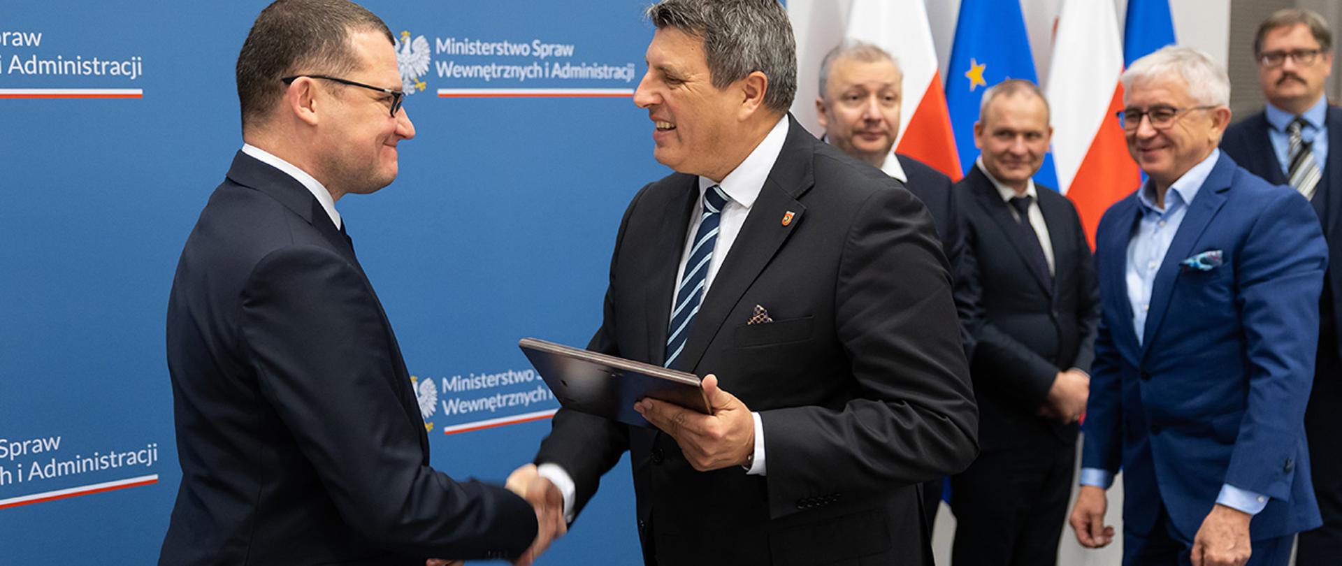 Minister Paweł Szefernaker odbiera podziękowanie za współprace w ramach KWRiST