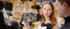 Na zdjęciu minister funduszy i polityki regionalnej Katarzyna Pełczyńska-Nałęcz odpowiada na pytanie dziennikarzy