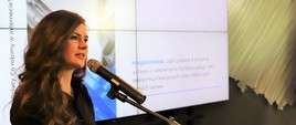 Wiceminister cyfryzacji Wanda Buk przemawia do mikrofonu.