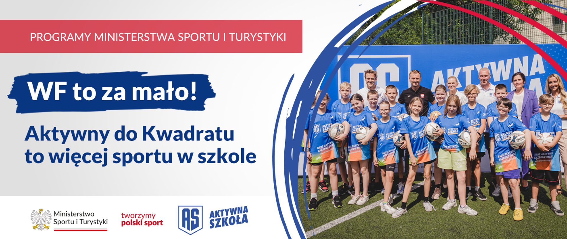 Grafika. Z lewej strony napisy jeden pod drugim: (1) na czerwonym pasku białymi dużymi literami: PROGRAMY MINISTERSTWA SPORTU I TURYSTYKI, (2) na granatowym tle białymi literami: WF to za mało!, (3) na jasnym tle granatowymi literami: Aktywny do kwadratu to więcej sportu w szkole. Na dole na białym pasku logotypy MSiT, tworzymy polski sport i Aktywnej Szkoły. Z prawej strony zbiorowe zdjęcie dzieci z uczestnikami konferencji, m.in. Ministrem Sportu i Turystyki S. Nitrasem i Ministrą Edukacji B. Nowacką.