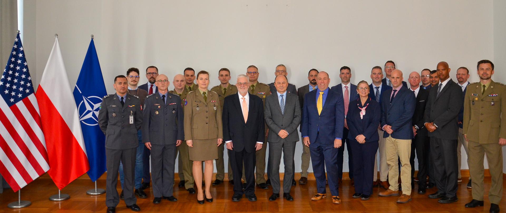 W dniu 15 maja br. dyrektor DWSZ MON dr Lech Drab gościł delegację studentów US Marine Corps War College, której przewodniczył dr William Michael Morgan. W rozmowach wzięli udział przedstawiciele MON oraz eksperci wojskowi. 
