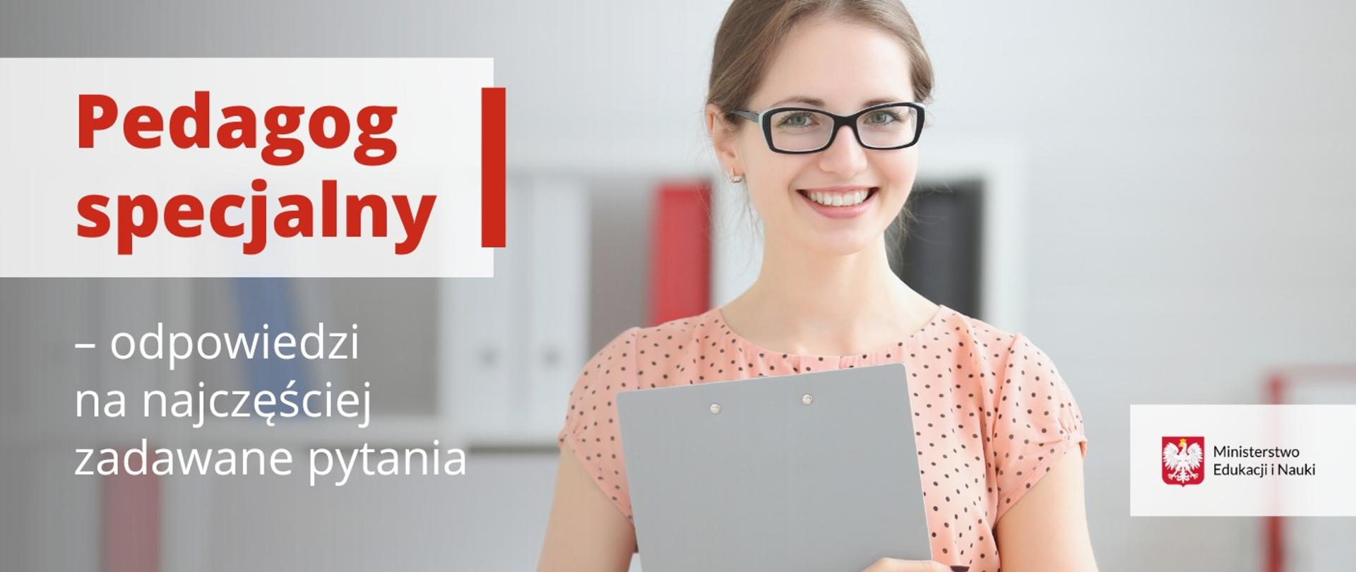 Uśmiechnięta dziewczyna w okularach trzyma przed sobą teczkę obok napis Pedagog specjalny - odpowiedzi na najczęściej zadawane pytania