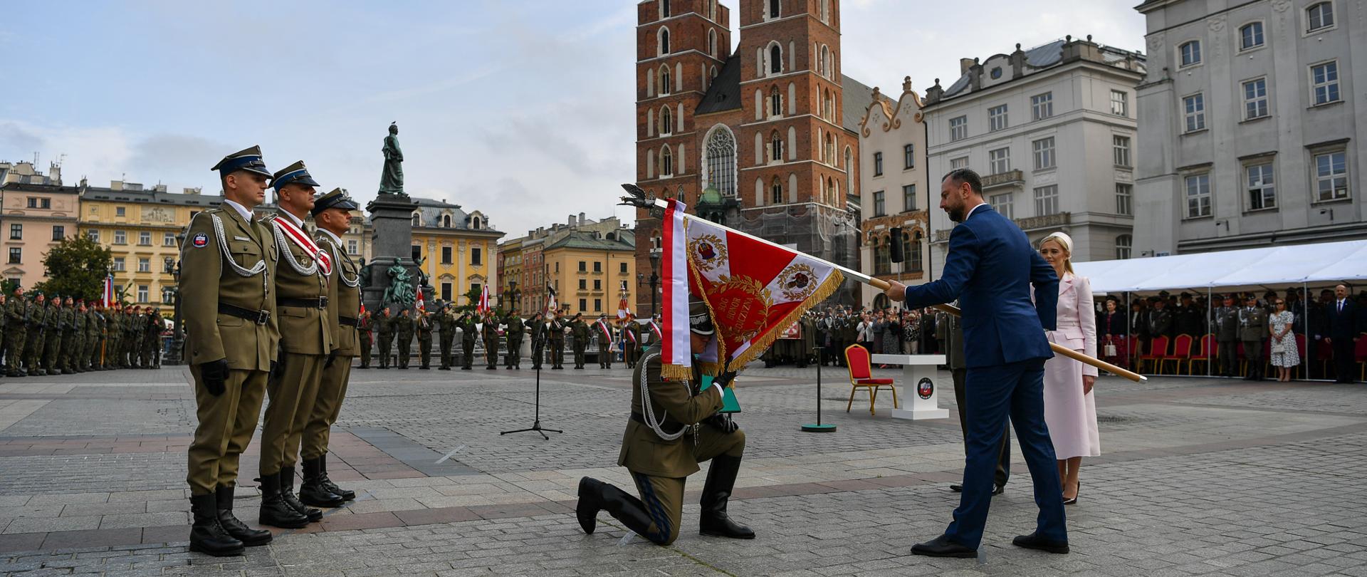 W sobotę 13 września na Rynku Głównym w Krakowie szef MON wziął udział w uroczystości wręczenia sztandaru Dowództwu 2 Korpusu Polskiego - Dowództwu Komponentu Lądowego. Uroczystość wpisała się w tegoroczne obchody Święta Wojsk Lądowych. Sztandar w imieniu prezydenta Rzeczypospolitej Polskiej wręczył dowódcy 2KP-DKL, generałowi broni Adamowi Joksowi wicepremier W. Kosiniak-Kamysz. 